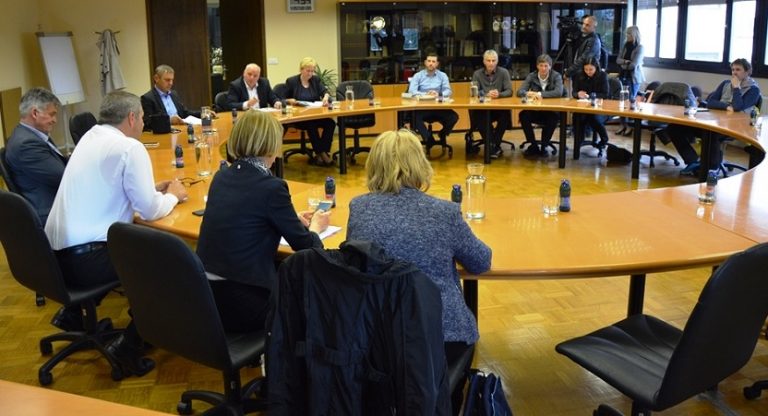 ŠKODO PO APRILSKI POZEBI V OKOLICI ŽALCA, KI JE KATASTROFALNA PREDVSEM V TRAJNIH NASADIH, SI JE OGLEDAL CVETKO ZUPANČIČ, PREDSEDNIK KMETIJSKO GOZDARSKE ZBORNICE SLOVENIJE