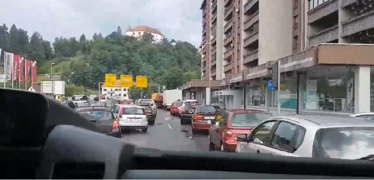 Video: Kaos v Velenju; Reševalno vozilo na nujni vožnji ob “prometnem infarktu”