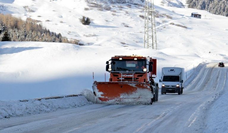 Mozirje – Šolski avtobus na njivi