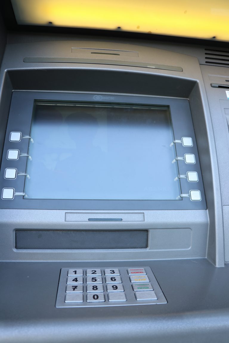 Trije Romuni napadali bankomate po Sloveniji