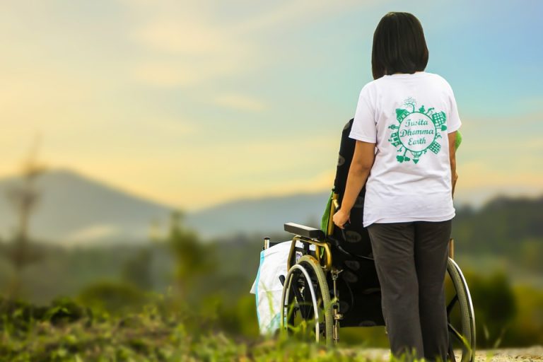 Zakaj so naši umirajoči še vedno tabu tema – Hospic jo obelodanja
