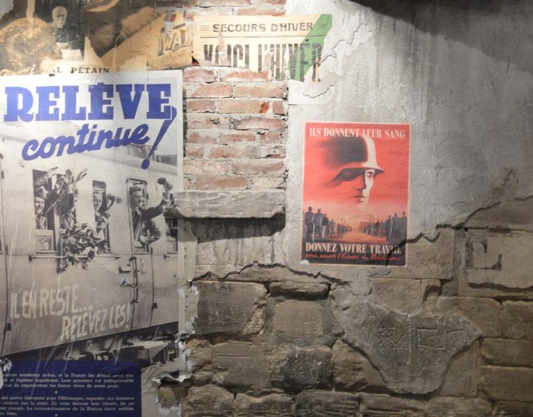 Plakate z nacističnimi simboli izdelal mladoletnik