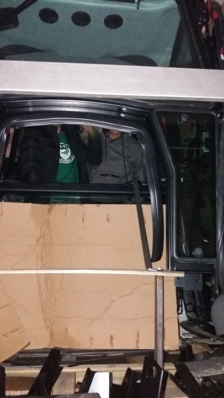 Na Mejnem prehodu Dobovec v vozilu odkrili državljane Afganistana