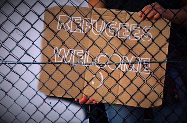 Slovenija solidarna, ker sprejema nezakonite migrante? Okoli 4 milijone za njihovo prehrano?