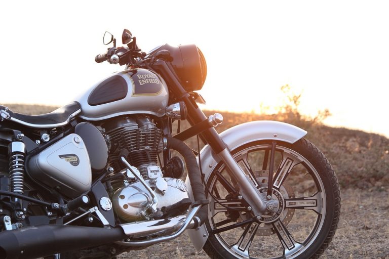 Sonce kar kliče motoriste na ceste, pa čeprav so le-te še zimske?