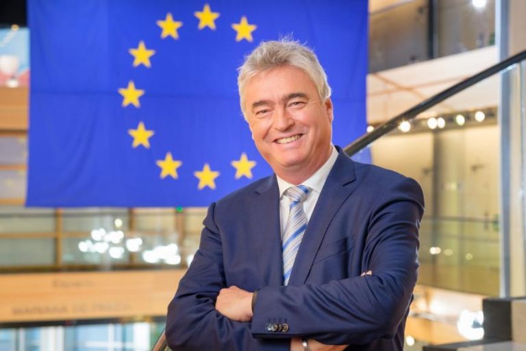 Evropska komisija naj ukrepa glede drastičnega posega politike v svobodo medijev