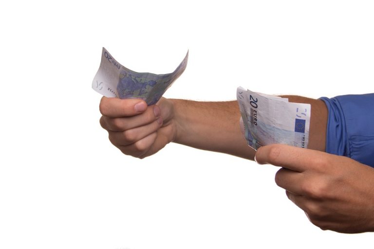 Koalicija Marjana Šarca nas vleče za nos – kar se odraža v naših denarnicah
