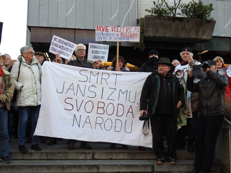 Odlok o zbiranju ljudi na javnih površinah