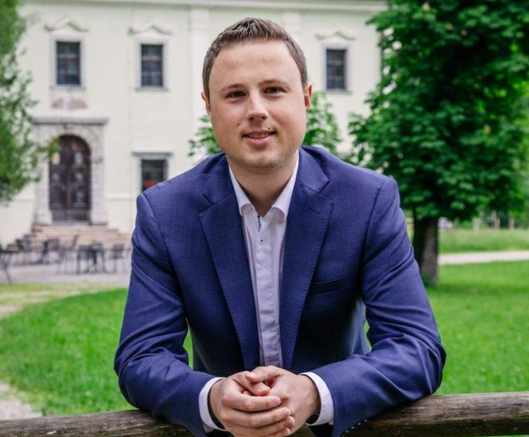 Kdo komu prisluškuje in predvsem – zakaj?