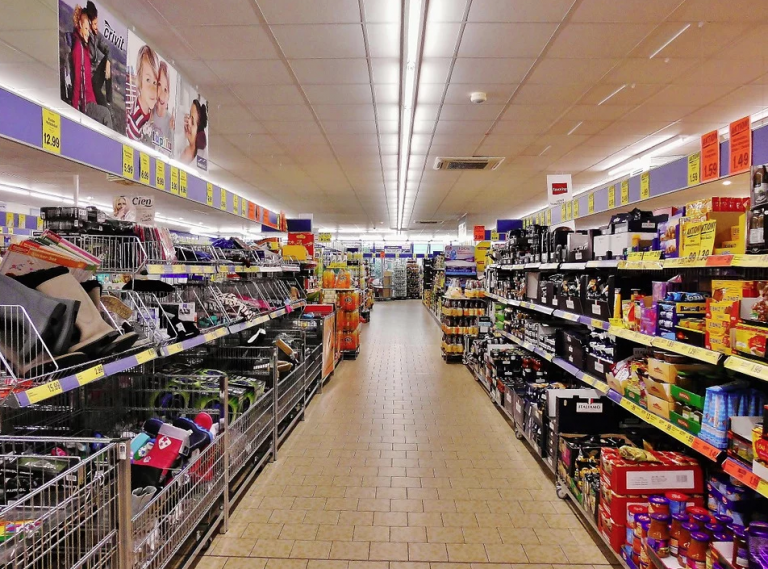 Kako poteka dodatna ura nakupovanja za starejše v Mozirju