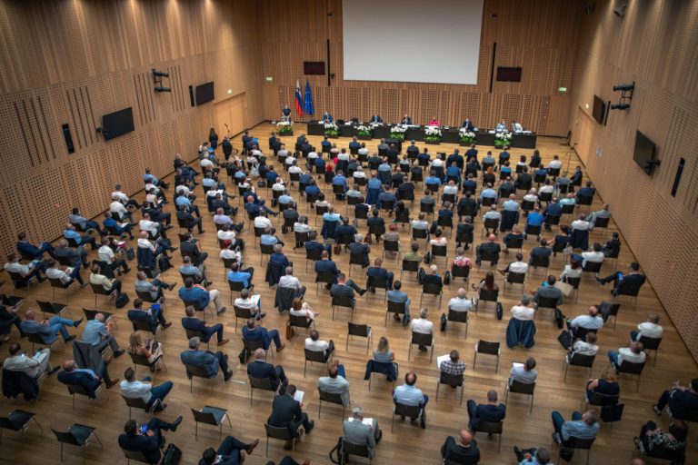 Bodo mladi res lahko ostajali doma in delali, po sprejetju napovedane nove zakonodaje – Janša se vsekakor zavzema za to!