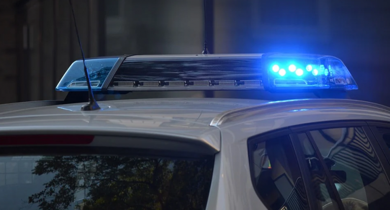Na Koroškem vozil pijan, uporabljal modre rotacijske luči in se predstavljal za uradno osebo