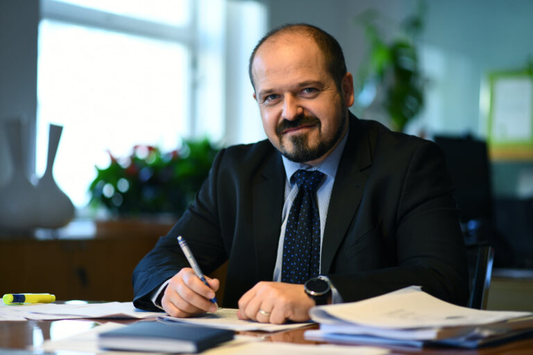 Minister Poklukar poziva državljane, da se cepijo!