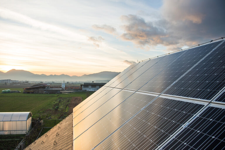 Kako in kdaj namerava vlada urediti odkup viškov električne energije iz solarnih sistemov?