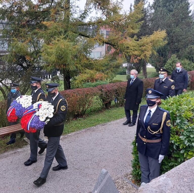 Policisti so položili cvetje v Parku spomina v Tacnu in na Novih Žalah