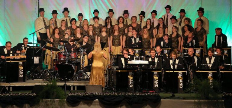 Šoštanj – člani Mešanega pevskega zbora Svoboda Šoštanj in Pihalnega orkestra Zarja Šoštanj pripravili skupni praznični koncert