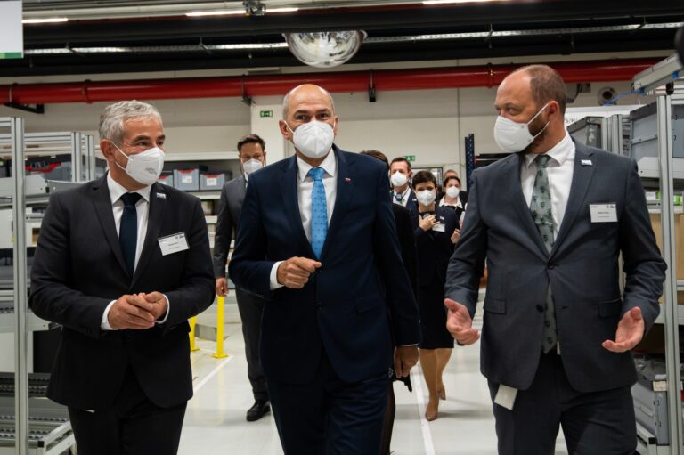 Predsednik vlade Janez Janša obiskal Agilni razvojni center BSH v Nazarjah