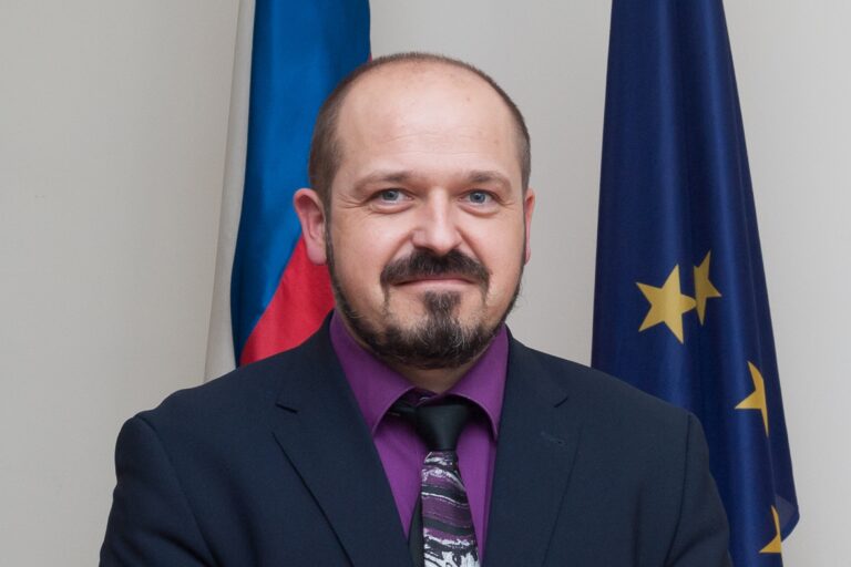 Minister Poklukar se je odzval na neprijavljene proteste