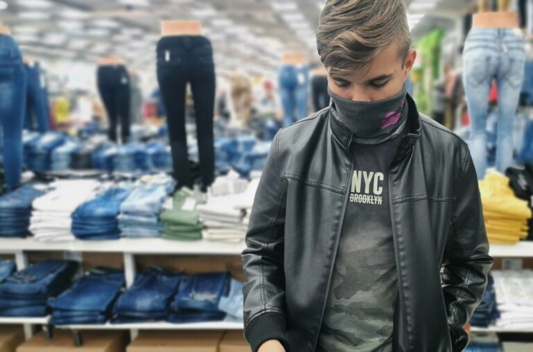 Poklukar napovedal odpravo mask v zaprtih prostorih