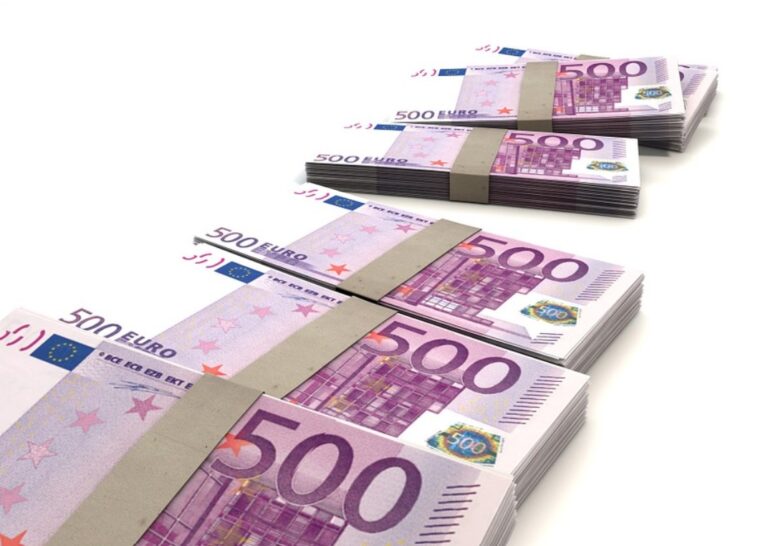 Aprila 147 milijonov evrov presežka v proračunu