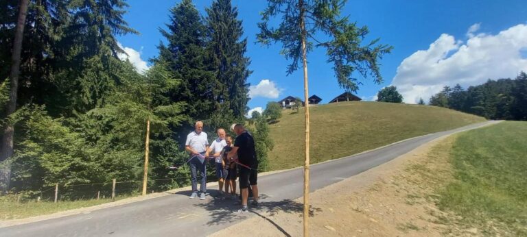 Dekan Jože Pribožič blagoslovil cesto v Ravnah