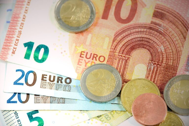 600 evrov je dovolj samo sodnikom in tožilcem