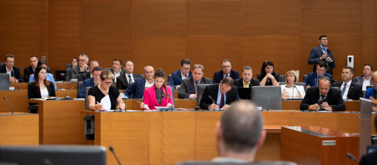 Na Ustavno sodišče RS vložili zahtevo za oceno ustavnosti zakona o dohodnini