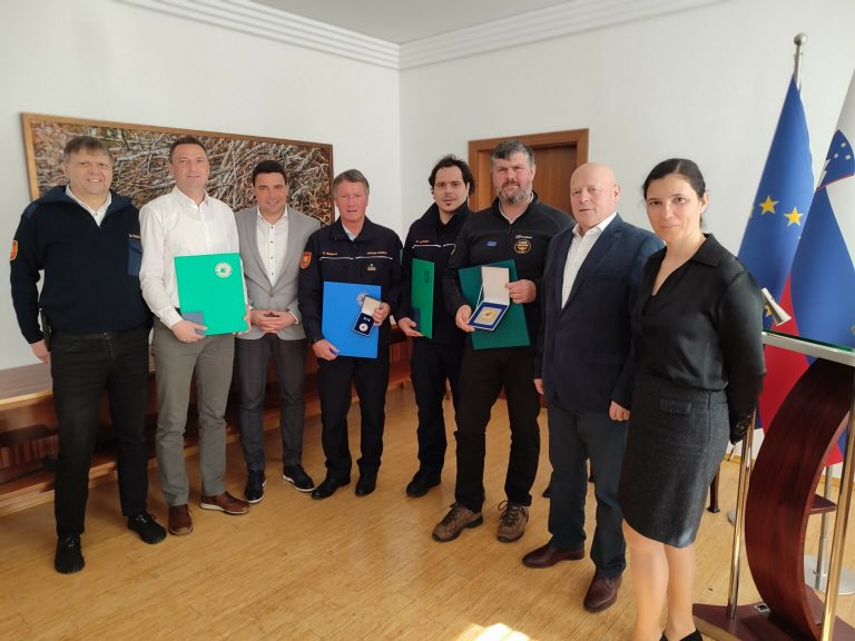 ŽUPAN PETER DERMOL SPREJEL NAGRAJENCE CIVILNE ZAŠČITE