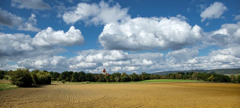 DOGODEK: Šaleški razgledi v živo: Jože Krajnc: Žlahtno zavetje živega kozolca – 21. 3. 2023, ob 19.00 Knjižnica Šmartno ob Paki