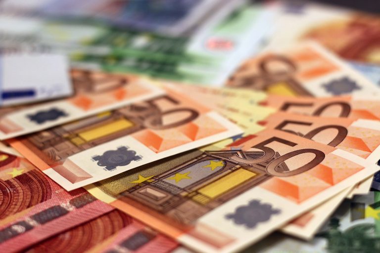 Božičnico bomo darovali, zakon o zimskem regresu pa zavrnili