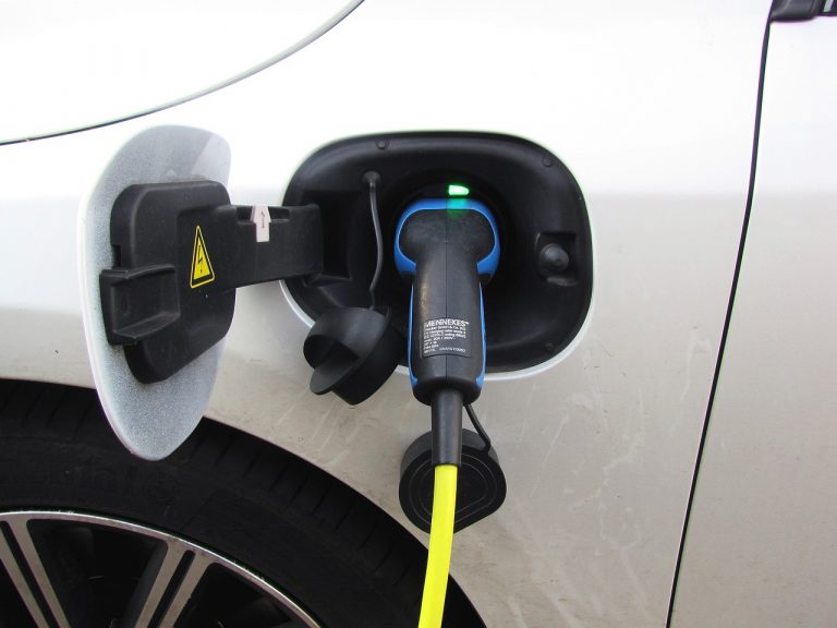 Z ODLOKOM DOLOČILI CENE POLNJENJA NA ELEKTRIČNIH POLNILNICAH
