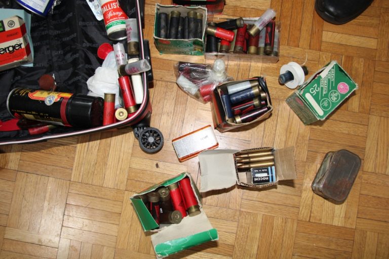 Na Koroškem osumljencu nasilja v družini,  zasegli več nabojev, smodnika in pirotehničnih izdelkov