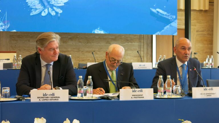 Na zasedanju mednarodne IDC-CDI tuji državniki negativno presenečeni nad trenutnim dogajanju v Sloveniji