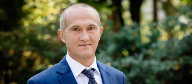 Na cestna obvestila ob vstopu v Slovenijo dodajmo informacijo o obvezni vzpostavitvi reševalnega pasu