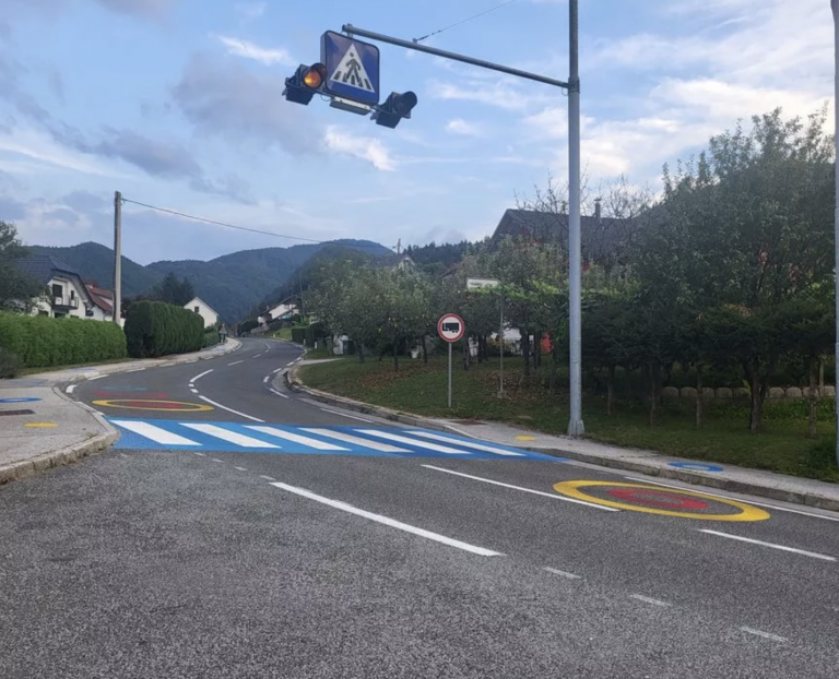 IZBOLJŠANJE PROMETNE VARNOSTI NA TREH ŠOLSKIH PREHODIH ZA PEŠCE, NA DRŽAVNI CESTI R2-427/1351 LATKOVA VAS – TRBOVLJE