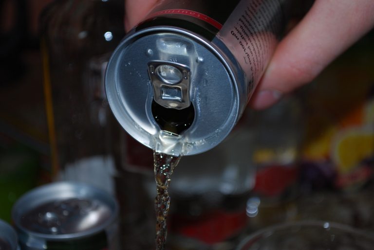 Kakšno je stališče vlade glede prepovedi prodaje energijskih pijač mlajšim od 18 let?