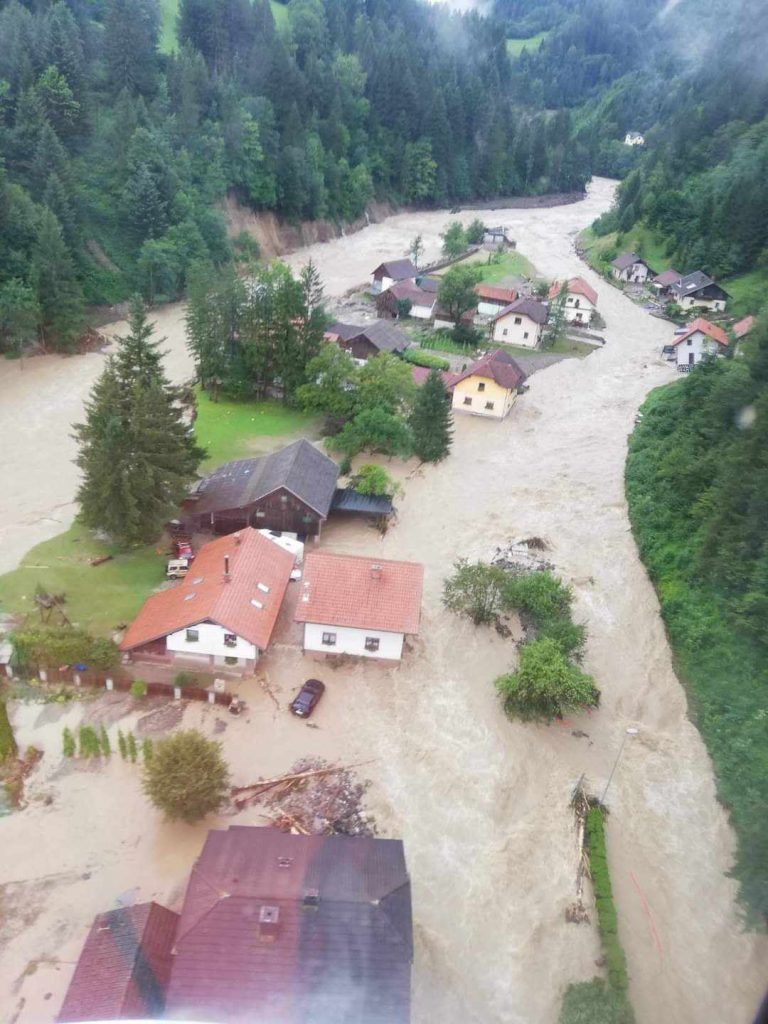 Dovolj čakanja in obljub, zaprli bodo cesto v Strugah