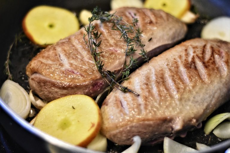 Vlada naj prepove laboratorijsko vzgojeno meso in drugo sintetično hrano iz laboratorijev