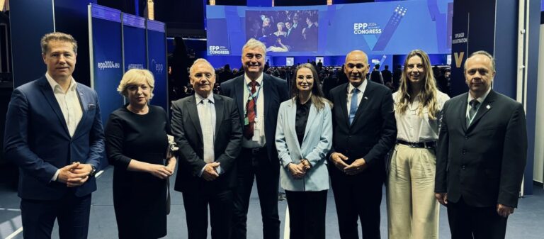 Obisk delegacije SDS na kongresu EPP v Bukarešti