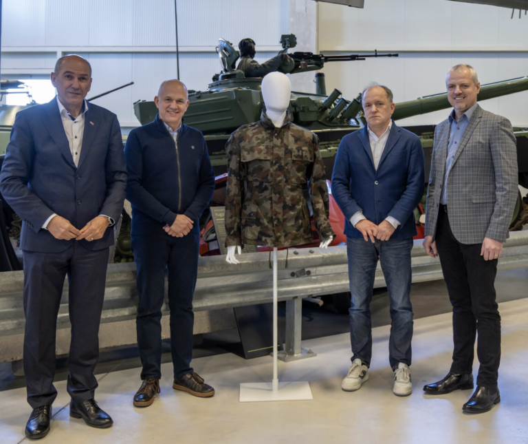 ZBIRKO PARKA VOJAŠKE ZGODOVINE OBOGATILA UNIFORMA PRVEGA OBRAMBNEGA MINISTRA REPUBLIKE SLOVENIJE