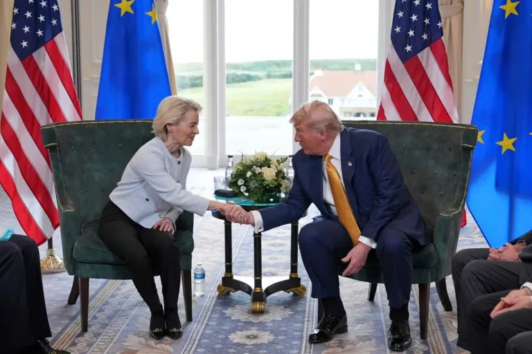 ZDA in EU tik pred carinsko vojno sklenili trgovinski dogovor