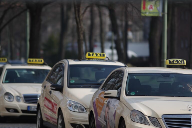 Predlag zakon za naročanje prevozov prek aplikacij