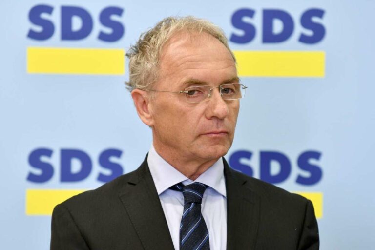 Hojs zanika očitke o razkrivanju tajnih podatkov, Matoz opozarja na nezakonitost postopka